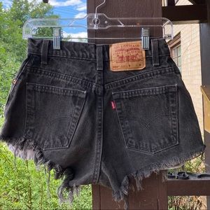 Black Levi’s high waisted shorts